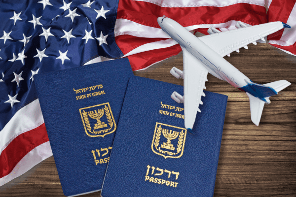 Flaga USA, izraelski paszport i samolot