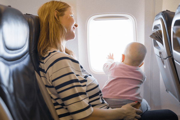 Bezpieczeństwo lotu z dziećmi w samolocie